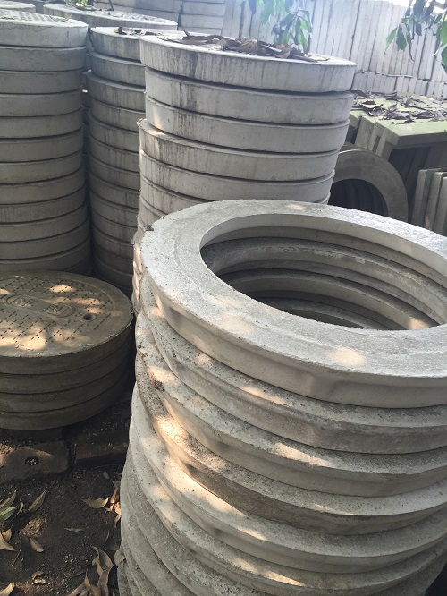 水泥圓形井蓋圖片，混凝土水泥井蓋圖片